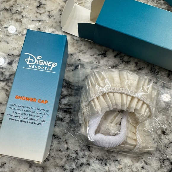 NEW- 12 piece Disney Resort Toiletries Set - Picture 4 of 11